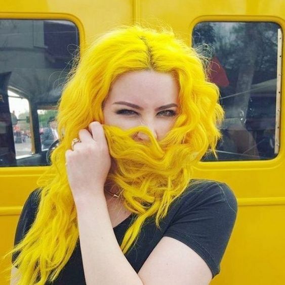 Anilina amarela nos cabelos